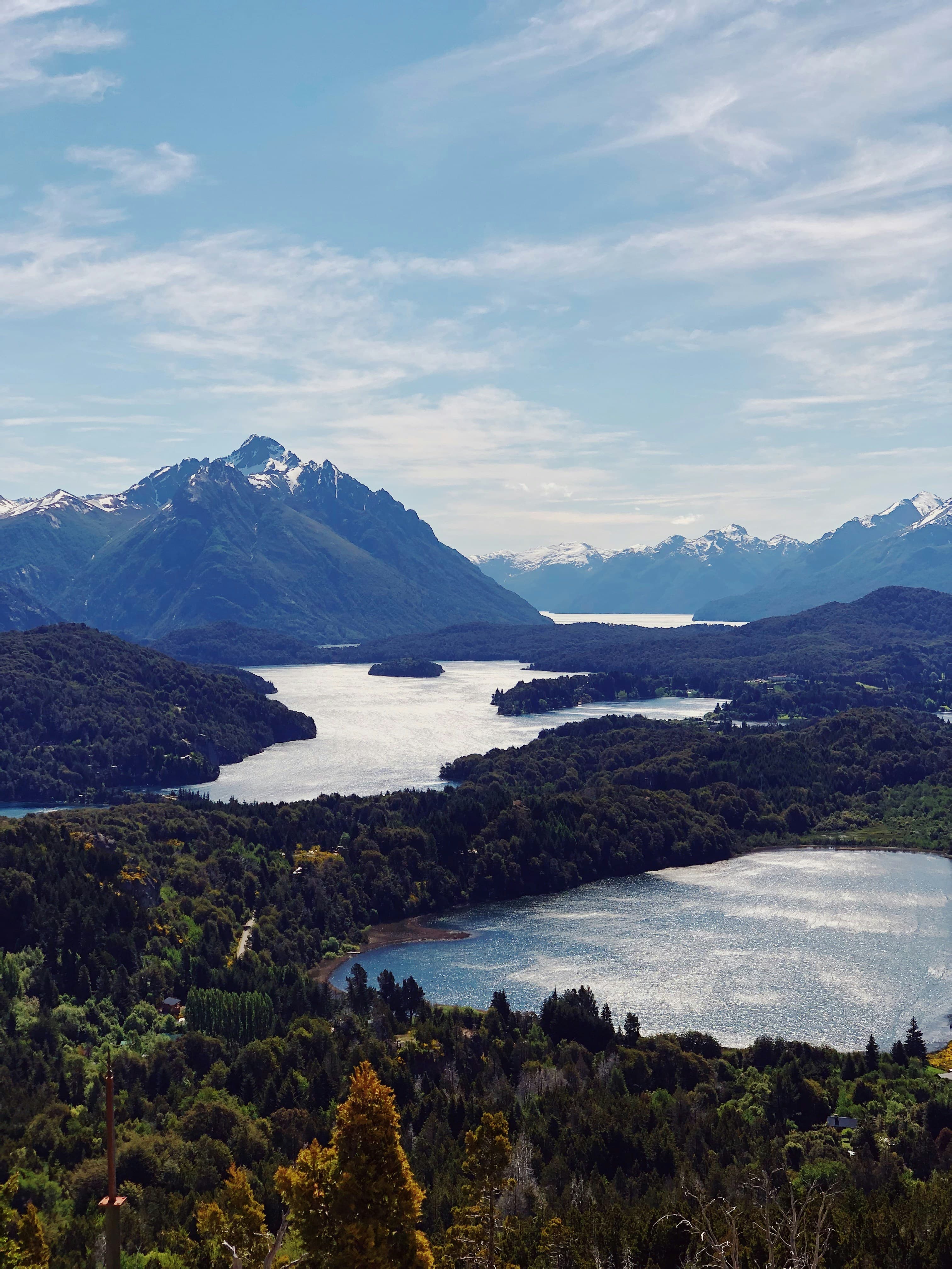 Paisaje montañoso con lagos y cielo vibrante, utilizado como imagen principal de la web.