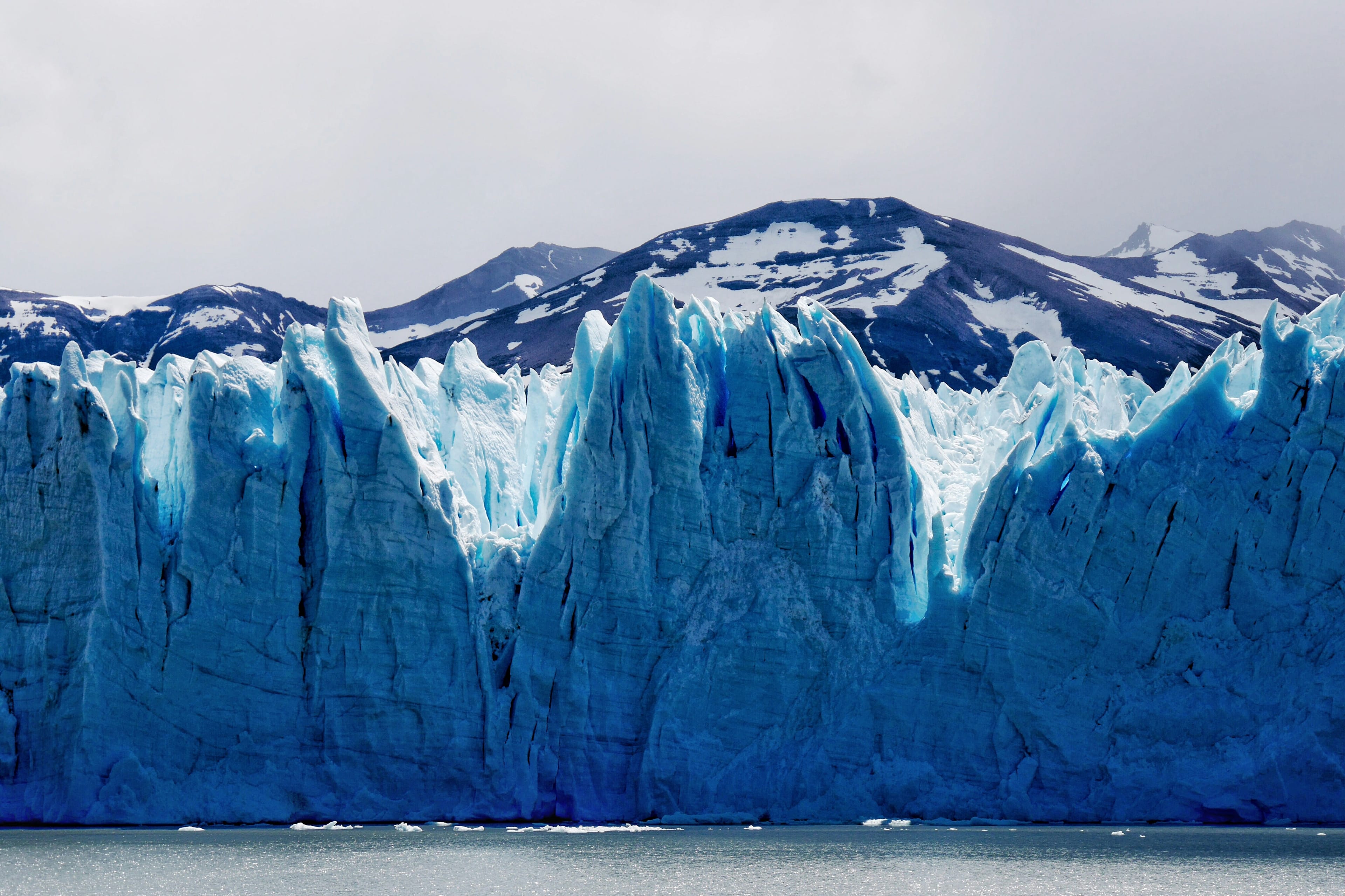 Paisaje de fondo para la sección de enfoque, posiblemente un glaciar o naturaleza serena.